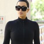 Kim Kardashian torna bruna e punta tutto sui leggins "push up10