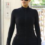 Kim Kardashian torna bruna e punta tutto sui leggins "push up11