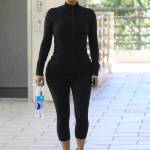 Kim Kardashian torna bruna e punta tutto sui leggins "push up12