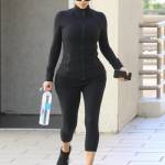 Kim Kardashian torna bruna e punta tutto sui leggins "push up13