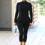 Kim Kardashian torna bruna e punta tutto sui leggins "push up14