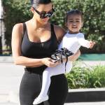 Kim Kardashian torna bruna e punta tutto sui leggins "push up02