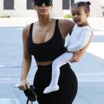 Kim Kardashian torna bruna e punta tutto sui leggins "push up03