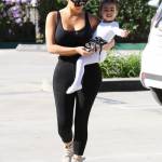Kim Kardashian torna bruna e punta tutto sui leggins "push up04