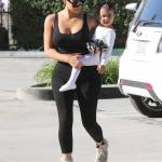 Kim Kardashian torna bruna e punta tutto sui leggins "push up05