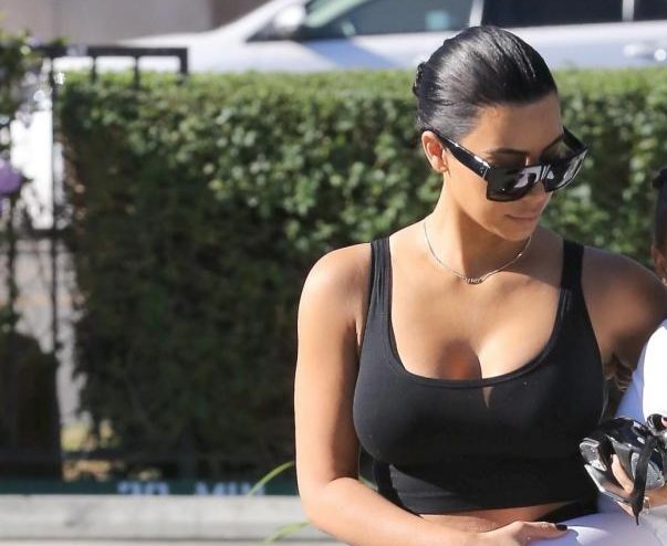 Kim Kardashian torna bruna e punta tutto sui leggins "push up" FOTO616