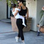 Kim Kardashian torna bruna e punta tutto sui leggins "push up07