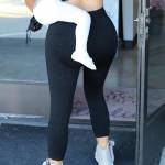 Kim Kardashian torna bruna e punta tutto sui leggins "push up08