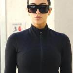 Kim Kardashian torna bruna e punta tutto sui leggins "push up09