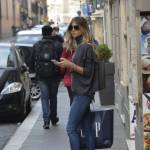 Nicoletta Romanoff, vestiti e telefonia: shopping da sola a Roma FOTO10