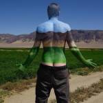 Natalie Fletcher, il nudo del body painting assorbe il paesaggio 10