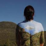 Natalie Fletcher, il nudo del body painting assorbe il paesaggio 12