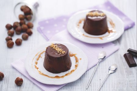 Ricette di dolci: pana cotta al cioccolato con nocciole