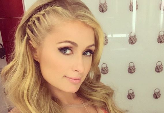 Paris Hilton finge orgasmo all'addio al nubilato della cugina VIDEO