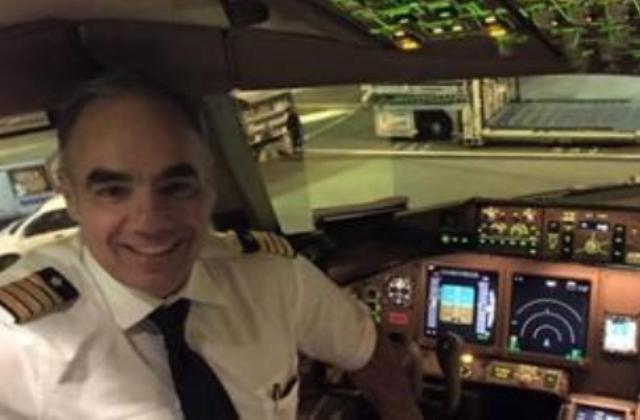 Pilota si fa selfie in volo: "A testimonianza che non sono depresso..." FOTO