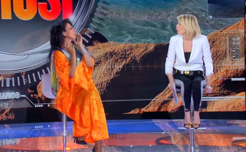 Isola dei famosi, Rachida: foulard e décolleté. Look etnochic della naufraga VIDEO