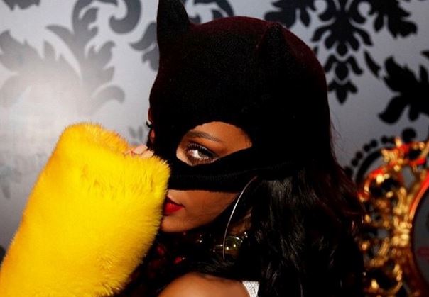 Rihanna con la maschera di Batman al party Moschino FOTO