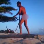 Isola dei famosi, Rocco Siffredi gira nudo in spiaggia FOTO 2