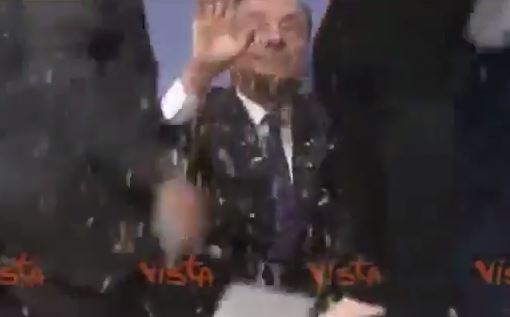 Mario Draghi, manifestante lancia coriandoli contro presidente della Bce VIDEO