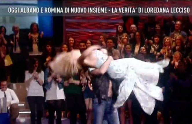 Loredana Lecciso, incidente hot a Domenica Live: va fuori di seno VIDEO