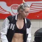 Miley Cyrus, shopping in reggiseno e leggings FOTO