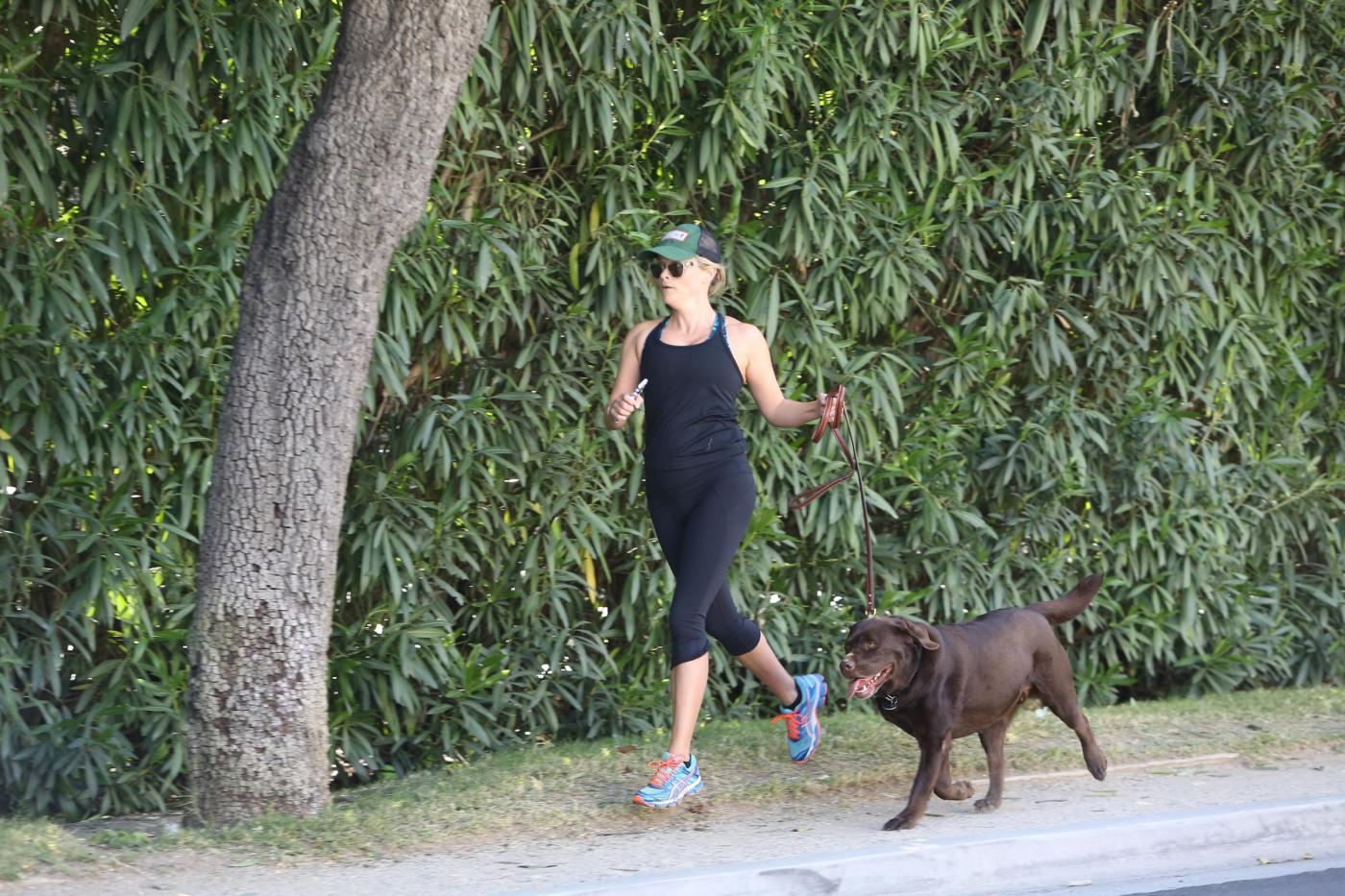 Reese Witherspoon, jogging in compagnia del suo labrador a Brentonwood12