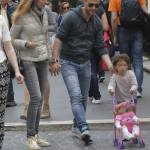 Adriana Volpe, shopping domenicale con marito e figlia FOTO03