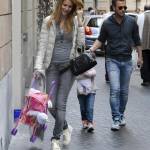 Adriana Volpe, shopping domenicale con marito e figlia FOTO