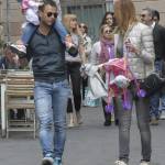 Adriana Volpe, shopping domenicale con marito e figlia FOTO10