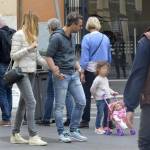 Adriana Volpe, shopping domenicale con marito e figlia FOTO06
