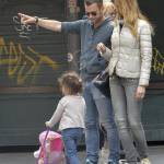 Adriana Volpe, shopping domenicale con marito e figlia FOTO04