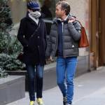 Anne Hathaway spensierata in strada a New York col marito Adam Shulman18
