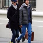 Anne Hathaway spensierata in strada a New York col marito Adam Shulman7