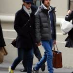 Anne Hathaway spensierata in strada a New York col marito Adam Shulman13
