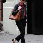 Anne Hathaway struccata e con grandi occhiali da sole a New York02