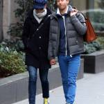 Anne Hathaway spensierata in strada a New York col marito Adam Shulman09