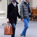 Anne Hathaway spensierata in strada a New York col marito Adam Shulman