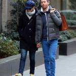 Anne Hathaway spensierata in strada a New York col marito Adam Shulman06