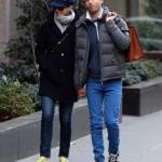 Anne Hathaway spensierata in strada a New York col marito Adam Shulman05