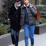 Anne Hathaway spensierata in strada a New York col marito Adam Shulman02