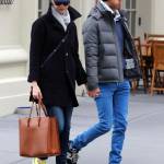 Anne Hathaway spensierata in strada a New York col marito Adam Shulman6