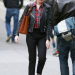 Anne Hathaway struccata e con grandi occhiali da sole a New York11