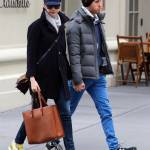 Anne Hathaway spensierata in strada a New York col marito Adam Shulman12