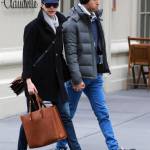 Anne Hathaway spensierata in strada a New York col marito Adam Shulman11