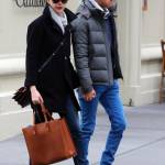 Anne Hathaway spensierata in strada a New York col marito Adam Shulman08