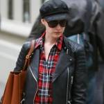 Anne Hathaway struccata e con grandi occhiali da sole a New York08