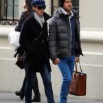 Anne Hathaway spensierata in strada a New York col marito Adam Shulman07