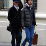 Anne Hathaway spensierata in strada a New York col marito Adam Shulman04
