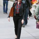 Anne Hathaway struccata e con grandi occhiali da sole a New York6