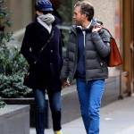 Anne Hathaway spensierata in strada a New York col marito Adam Shulman03